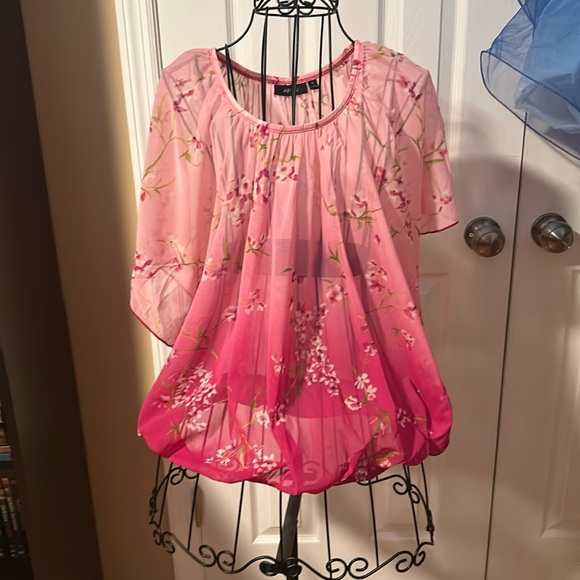 Apt. 9 Tops - Beautiful ladies top.